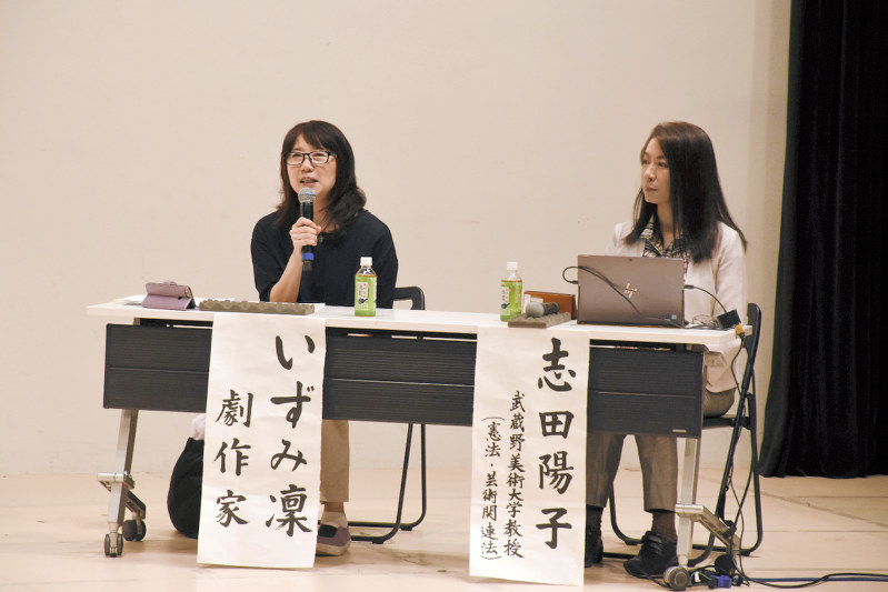講演するいずみ凜さん(左)=岐阜市司町の「みんなの森ぎふメディアコスモス」で
