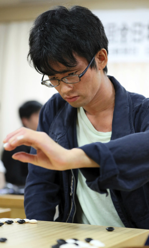 アマチュア本因坊決定戦の3位決定戦で日野大地さんと対局する鈴木友博さん=東京都千代田区の日本棋院で、吉田航太撮影