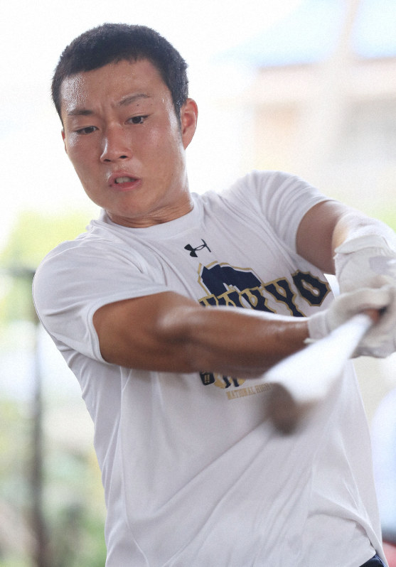 バットを振る中京学院大中京の藤田=大阪府吹田市で2019年8月19日、玉城達郎撮影