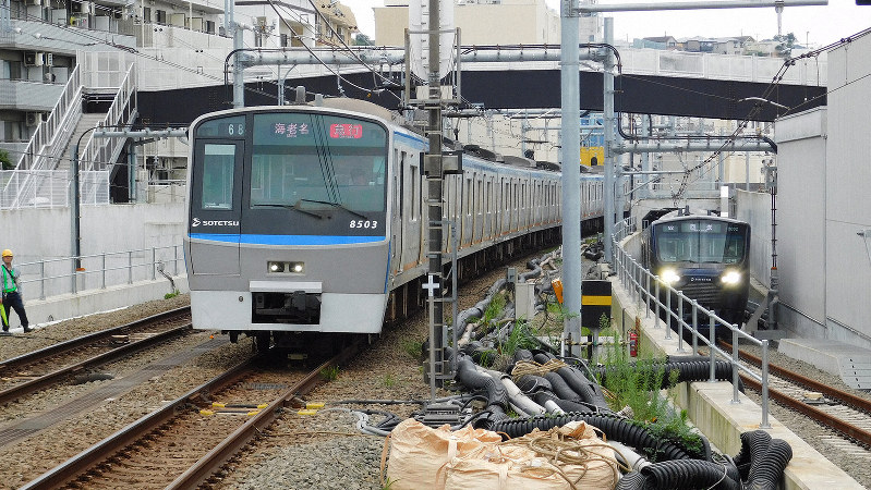 新線開業に向けて急ピッチで準備が進む西谷駅。12000系が現れた右奥のトンネルで相鉄・JR直通線につながる