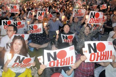 ソウル・光化門広場のロウソク集会は「ＮＯアベ！」のプラカードだらけだった＝１５日