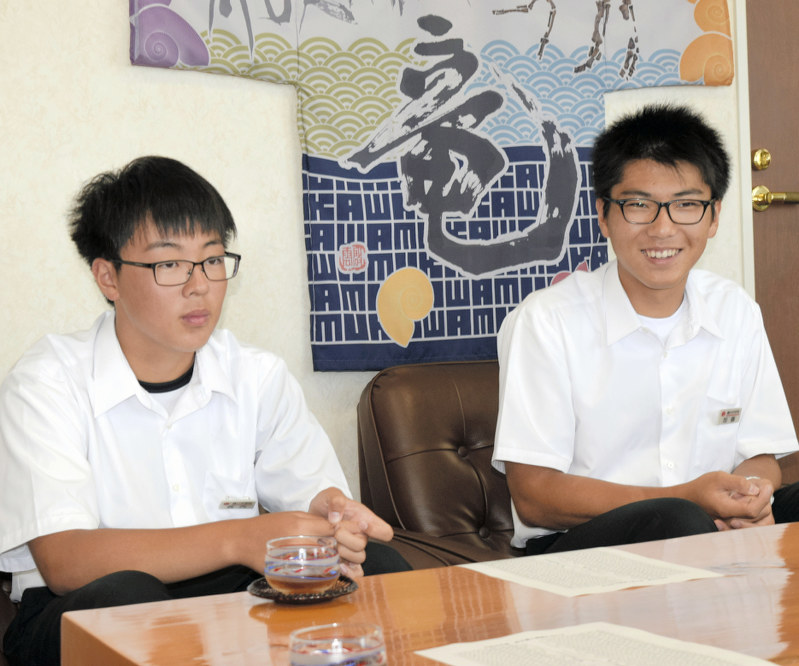 全国大会で健闘を誓う(左から)西内舜敬さんと加藤陽紀さん=北海道むかわ町役場で