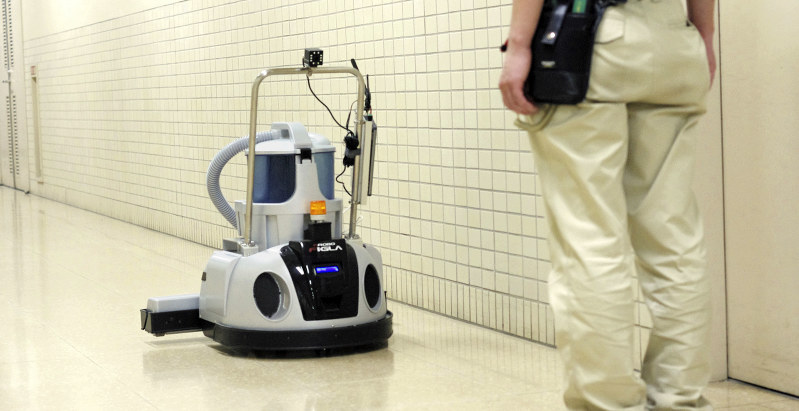 AIで認識し、人の1メートル手前で止まったビコーの清掃ロボット=埼玉県川越市の埼玉医大総合医療センターで