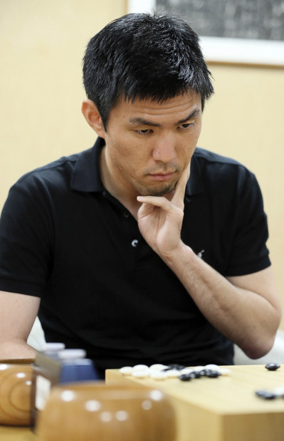 3位決定戦で鈴木友博さんと対局する日野大地さん=東京都千代田区の日本棋院で