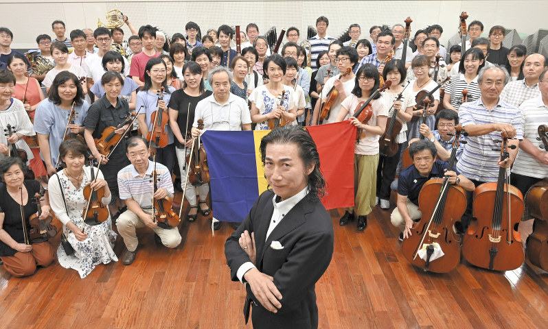 尾崎晋也さん(中央)と練習に励む松戸シティフィルハーモニー管弦楽団の団員たち=千葉県松戸市で