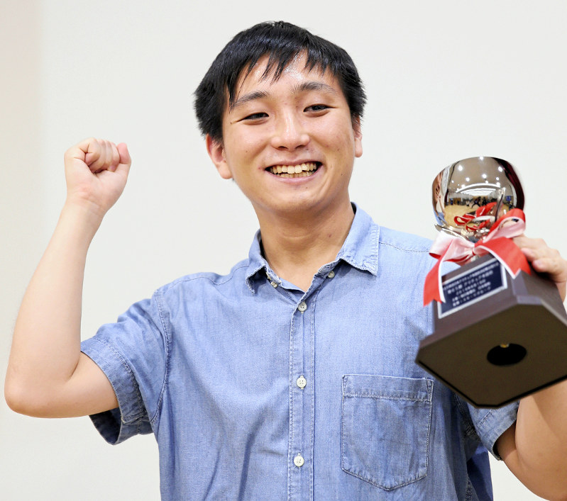 アマチュア本因坊決定戦で優勝した大関稔さん=東京都千代田区の日本棋院で、吉田航太撮影