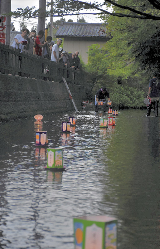 新発田川を流れる灯籠=新潟県新発田市大栄町の清水園前で