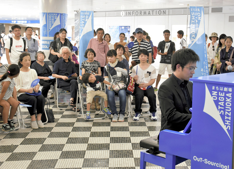 今田篤さんのピアノ演奏を楽しむ市民ら=静岡市葵区のJR静岡駅北口地下広場で