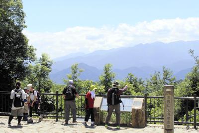 パワースポットとしても人気の高尾山。夏は沢沿いの道が涼しく、緑も美しい＝東京都八王子市の高尾山で２０１９年８月５日、銅山智子撮影