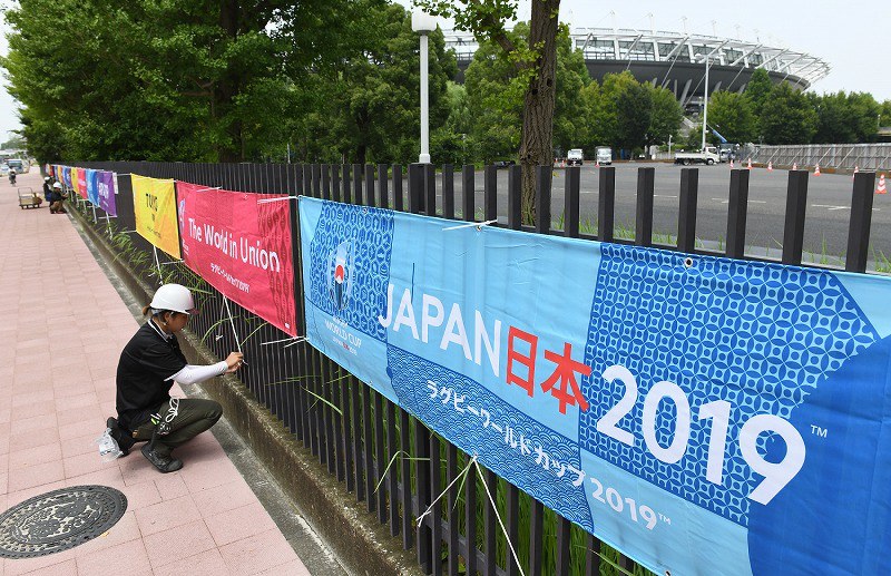 ラグビーW杯 開幕まで1カ月 味スタ周辺にフラッグ、横断幕 丸の内に