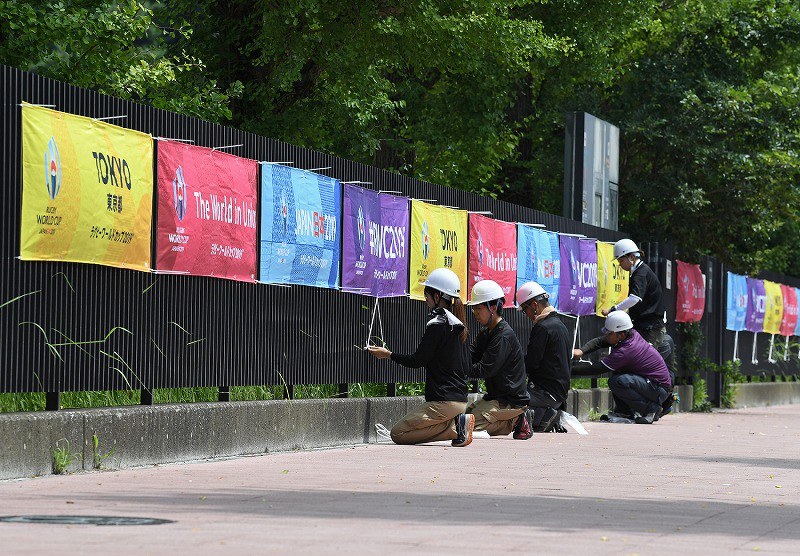 ラグビーW杯 開幕まで1カ月 味スタ周辺にフラッグ、横断幕 丸の内に