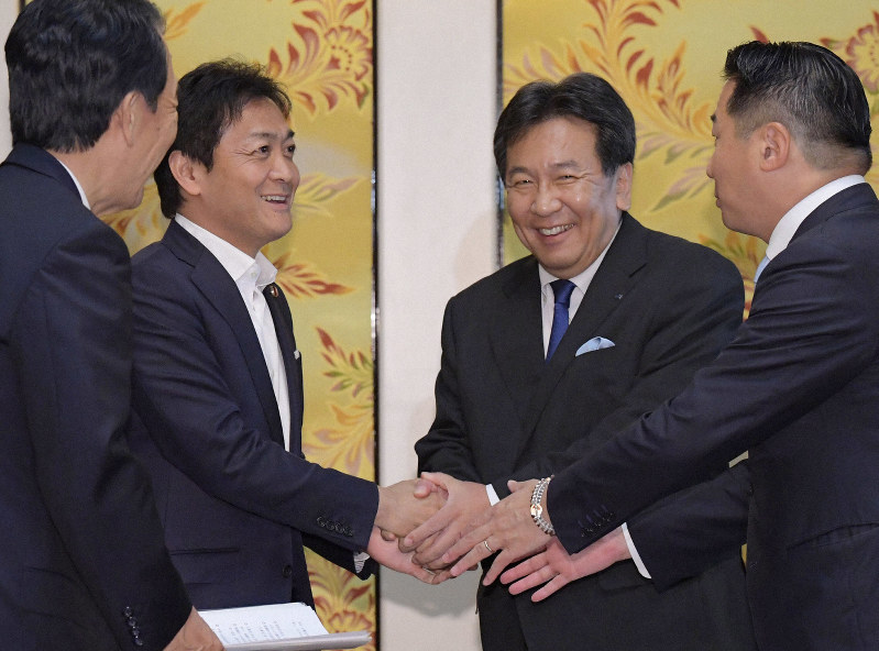 統一会派結成についての党首会談と記者会見を終えて握手する立憲民主党の枝野幸男代表(中央右)と国民民主党の玉木雄一郎代表(同左)=国会内で2019年8月20日午後1時3分、川田雅浩撮影
