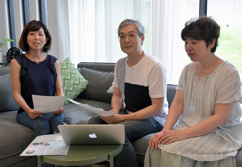 講演会に向けて打ち合わせをする(左から)浅野千通子さん、小椋聡さん、朋子さん夫妻=兵庫県宝塚市で、平川義之撮影