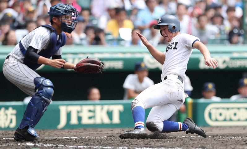 【履正社-明石商】五回表履正社1死二塁、野口の右前打で西川が生還=阪神甲子園球場で2019年8月20日、玉城達郎撮影