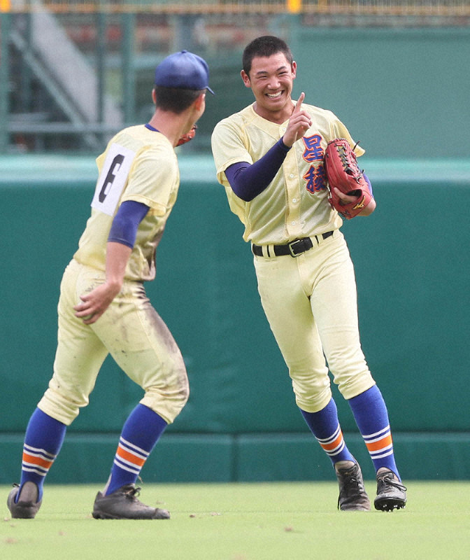 【中京学院大中京-星稜】九回表にフライをキャッチし、笑顔を見せる星稜の奥川=阪神甲子園球場で2019年8月20日、幾島健太郎撮影