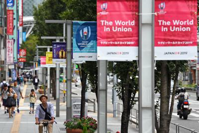 JR博多駅前に掲げられたラグビーW杯のフラッグ＝福岡市博多区で2019年8月20日午前11時29分、矢頭智剛撮影