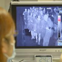 エボラ出血熱感染者などの入国に備え、入国者の体温をサーモグラフィーでチェックするモニター＝関西国際空港で2014年