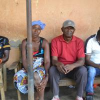 エボラ出血熱に感染したが、回復した人たち＝シエラレオネ東部カイラフン地区で2015年12月1日、服部正法撮影