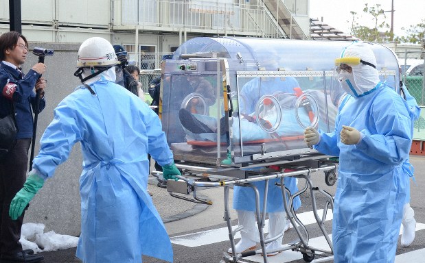「エボラ出血熱の疑い」という想定で運ばれる患者役=新潟市中央区の新潟市民病院で2014年
