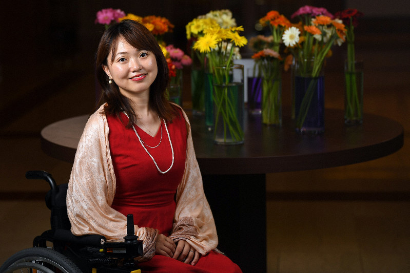 車いすで活動する「ビヨンドガールズ」のメンバー、小澤綾子さん=東京都中央区で、北山夏帆撮影