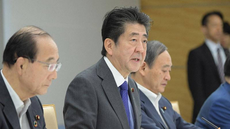 地球温暖化対策推進本部の会合で発言する安倍晋三首相(中央)=首相官邸で6月11日、川田雅浩撮影