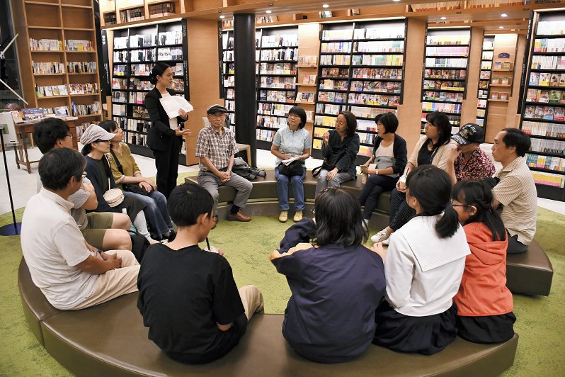 質問なるほドリ 街の本屋さん減った ここ２０年で半分近く ネット普及などで打撃 回答 山口敦雄 毎日新聞