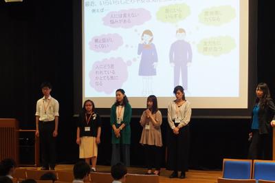 渡會教授（右）の授業では大学生も同行し、自身の思春期の経験を話す＝東京電機大中学校で