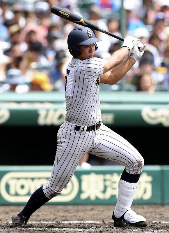 六回裏に二塁打を放った明石商の重宮涼主将=阪神甲子園球場で2019年8月20日、玉城達郎撮影