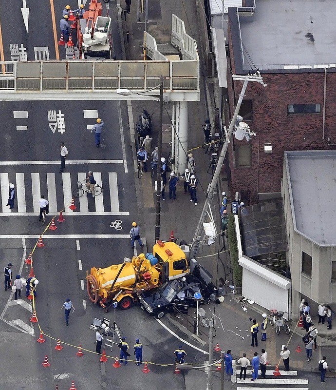 清掃車とタクシー衝突、歩行者巻き込む 男性客死亡6人重軽傷 京都市 [写真特集2/6] 毎日新聞
