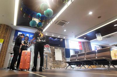 釜山行き高速船の乗船ゲートを通る乗客＝福岡市博多区で2019年8月21日午後2時7分、津村豊和撮影