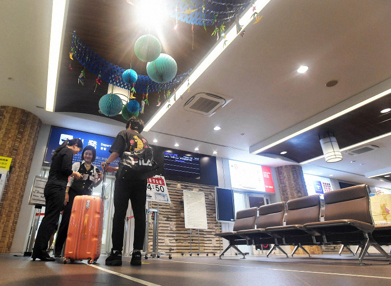 釜山行き高速船の乗船ゲートを通る乗客=福岡市博多区で2019年8月21日午後2時7分、津村豊和撮影