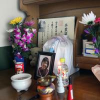 生前のまま自宅に残されている彩さんの勉強机。本人の写真の他、中学校から死後に贈られた卒業証書も飾られていた＝福岡市博多区の自宅で2019年1月17日正午、平川昌範撮影