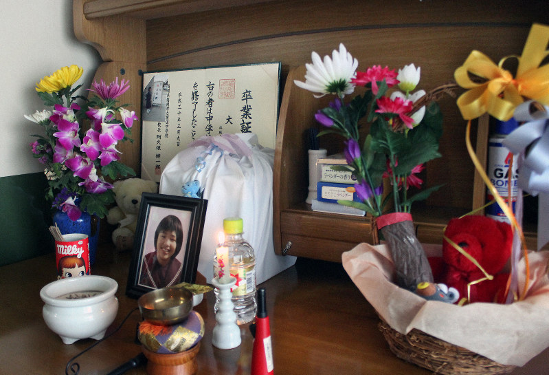 生前のまま自宅に残されている彩さんの勉強机。本人の写真の他、中学校から死後に贈られた卒業証書も飾られていた=福岡市博多区の自宅で2019年1月17日正午、平川昌範撮影