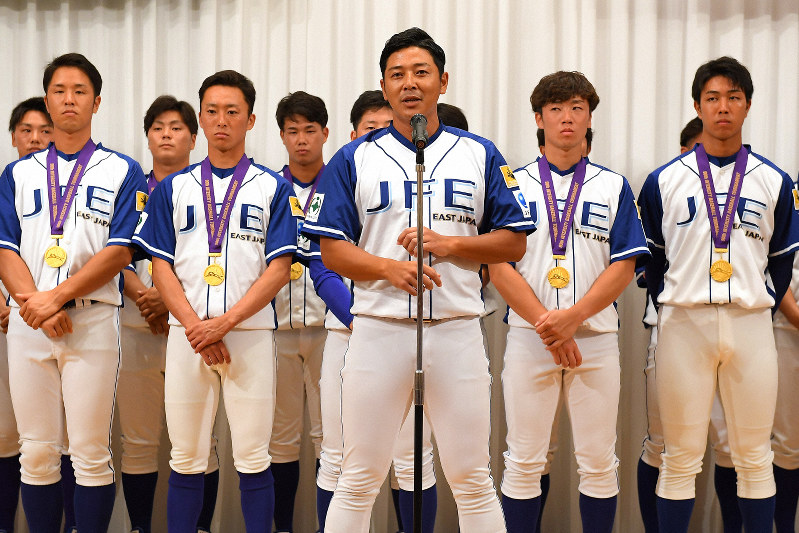 第90回都市対抗野球大会の優勝祝賀会であいさつするJFE東日本の落合成紀監督(中央)=千葉市中央区で2019年8月21日午後8時6分、北山夏帆撮影