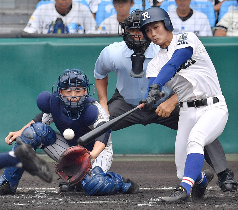 【履正社-明石商】一回表履正社2死一塁、野上が中前打を放つ=阪神甲子園球場で、森園道子撮影