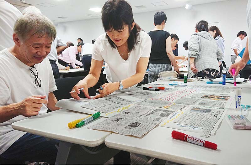 ワークショップでオリジナルの新聞を作る参加者=大阪市北区で、清水忠彦撮影
