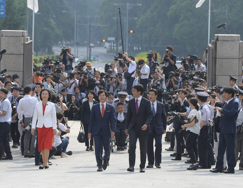 臨時国会初日に開門と同時に登院する参院議員たち=国会内で8月1日、川田雅浩撮影
