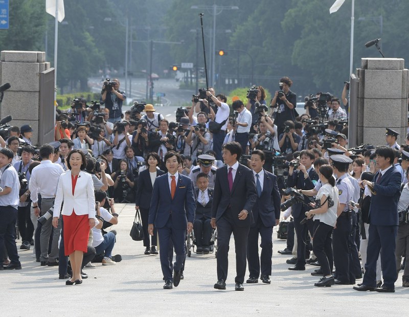 臨時国会初日に開門と同時に登院する参院議員たち＝国会内で８月１日、川田雅浩撮影