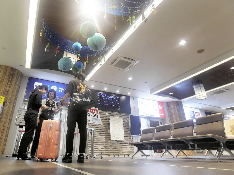 釜山行き高速船の乗船ゲート。乗客の姿はまばらだ=福岡市博多区で2019年8月21日、津村豊和撮影