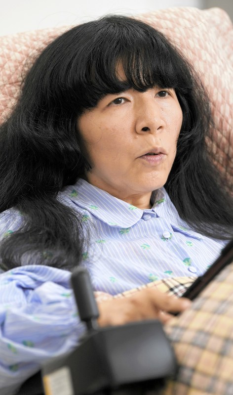 インタビューに答えるれいわ新選組の木村英子参院議員=東京都多摩市で2019年8月14日、手塚耕一郎撮影