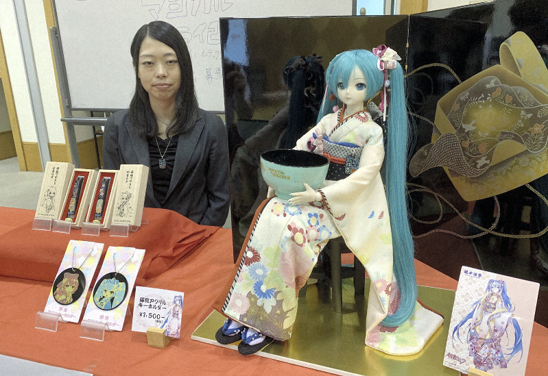 新開発された茶碗や爪切りなどの初音ミクグッズ=海南市で2019年7月31日午後3時31分、最上聡撮影