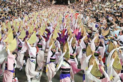 阿波踊り開幕日に、2年ぶりに演舞場で復活した総踊り＝徳島市で2019年8月12日午後10時15分、猪飼健史撮影