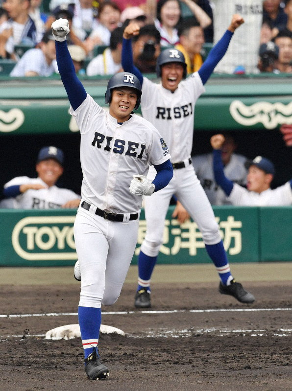 【履正社-星稜】三回表履正社2死一、二塁、井上が中越え3点本塁打を放ち、拳を突き上げる=阪神甲子園球場で2019年8月22日、森園道子撮影
