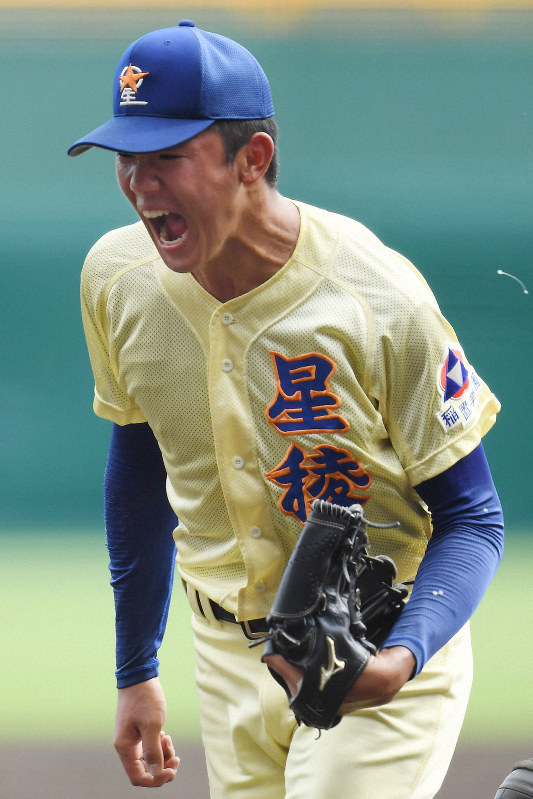 【履正社-星稜】五回表履正社2死三塁、井上を三振に仕留め、雄たけびを上げる星稜の奥川=阪神甲子園球場で2019年8月22日、久保玲撮影