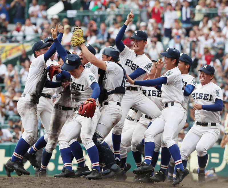 【履正社-星稜】優勝し喜ぶ履正社の選手たち=阪神甲子園球場で2019年8月22日、幾島健太郎撮影