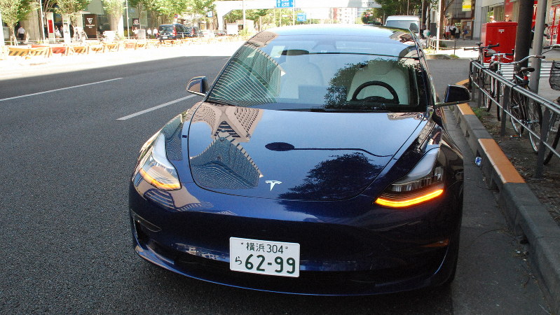 テスラ・ジャパン前で対面した最新のモデル3は米国仕様だった=東京・南青山で8月6日、川口雅浩撮影