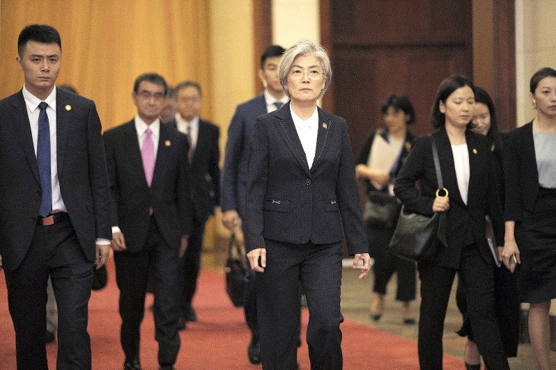 中国の李克強首相との会談に臨む韓国の康京和外相(中央)と河野太郎外相(左から2人目)=北京の人民大会堂で22日、AP
