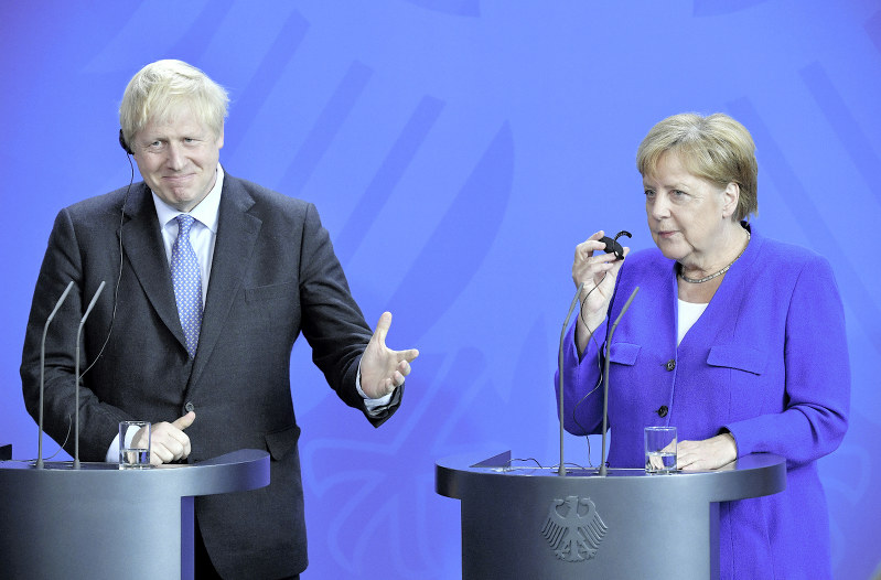 共同記者会見するメルケル独首相(右)とジョンソン英首相=ベルリンで21日、AP
