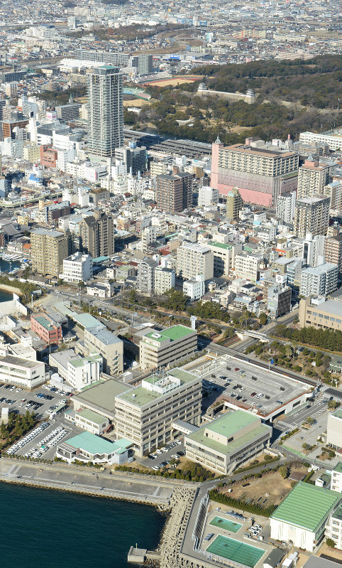 海岸沿いにある明石市役所(手前中央)=本社ヘリから望月亮一撮影