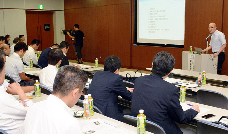 中村拓海さんの講演に耳を傾ける参加者ら=高松市サンポートのサンポートホール高松で、金志尚撮影
